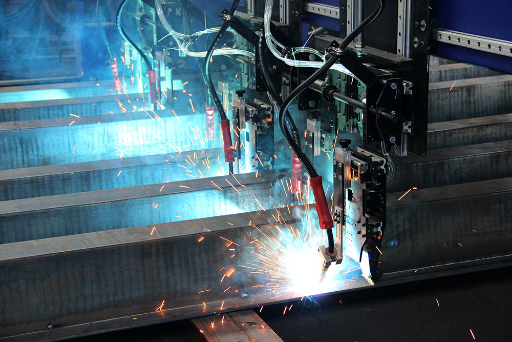 经销商参观东方巨龙全新的电子汽车衡：切割、焊接生产线